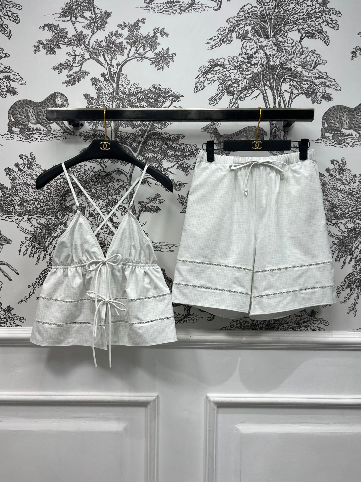 Printed high-waisted shorts + sexy hollow bow camisole