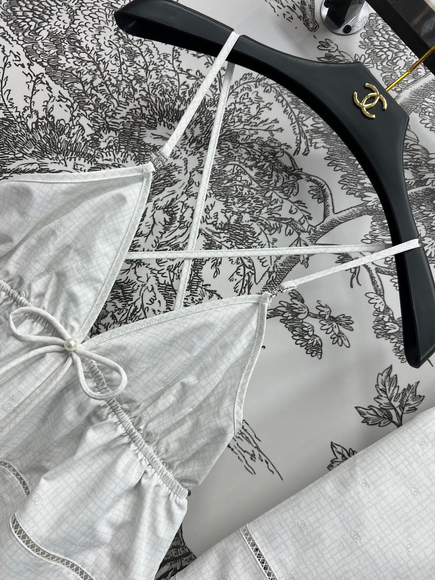 Printed high-waisted shorts + sexy hollow bow camisole