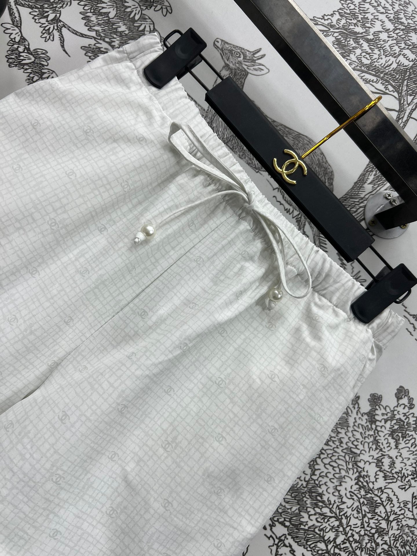 Printed high-waisted shorts + sexy hollow bow camisole