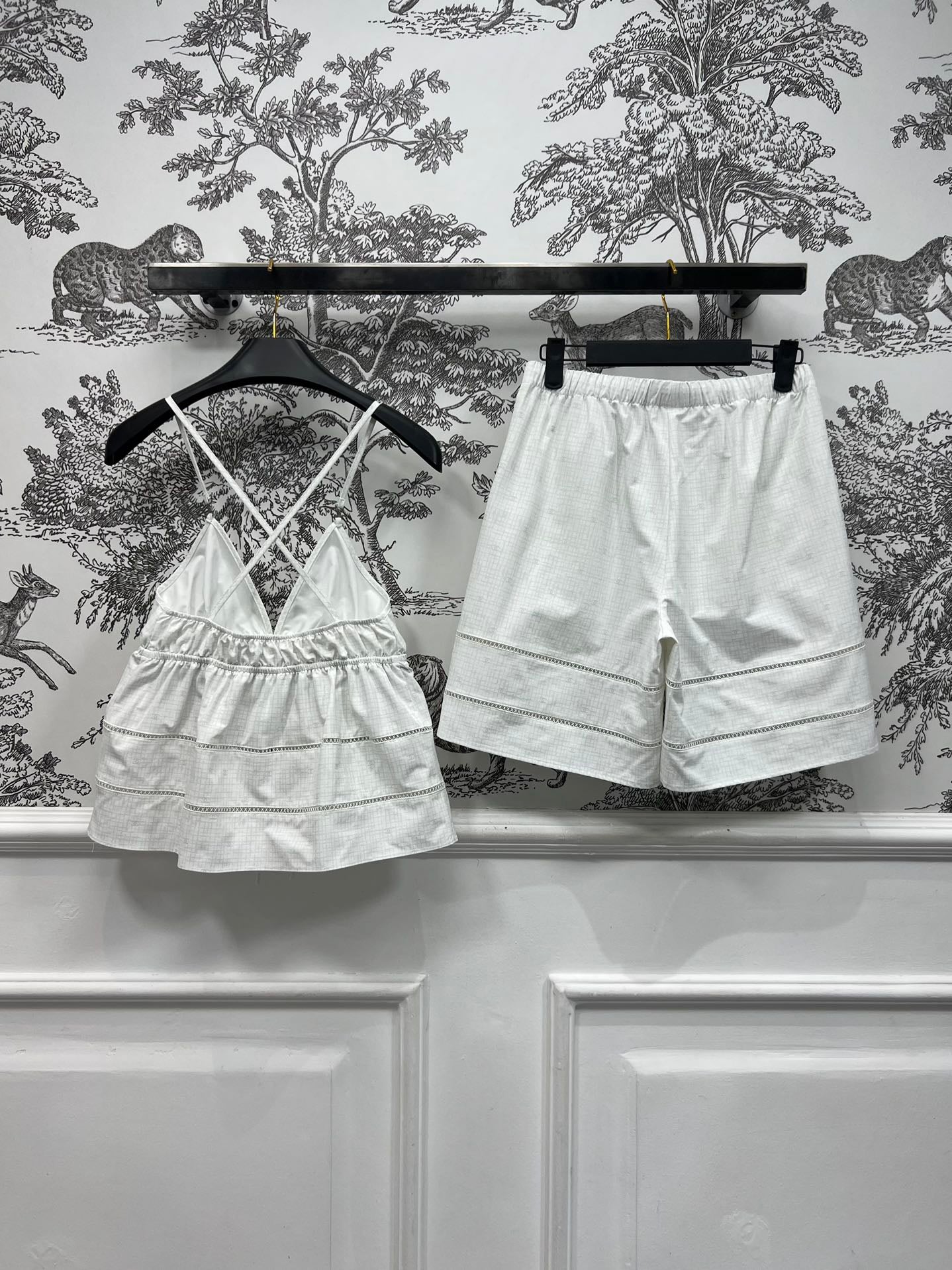 Printed high-waisted shorts + sexy hollow bow camisole