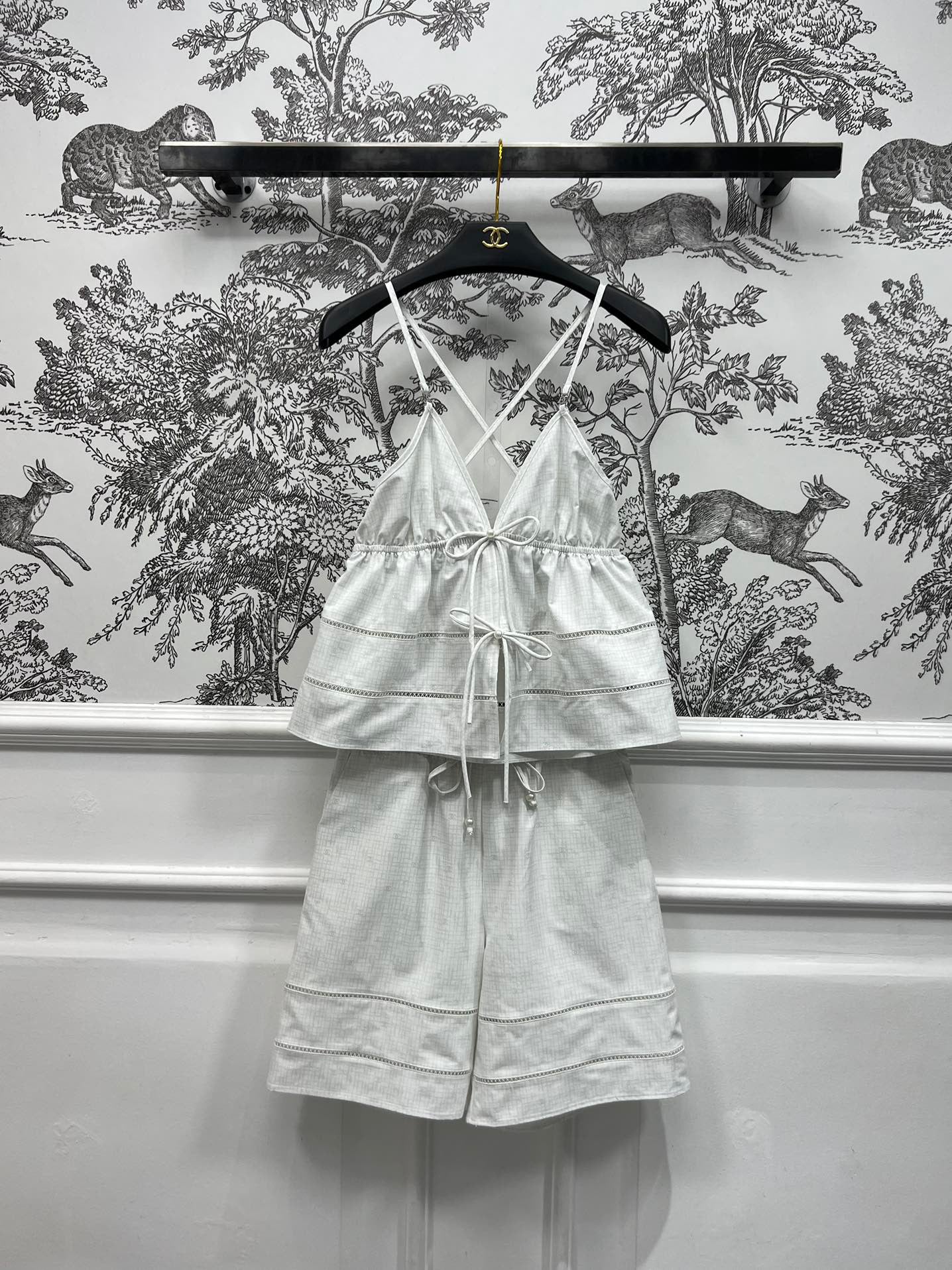Printed high-waisted shorts + sexy hollow bow camisole