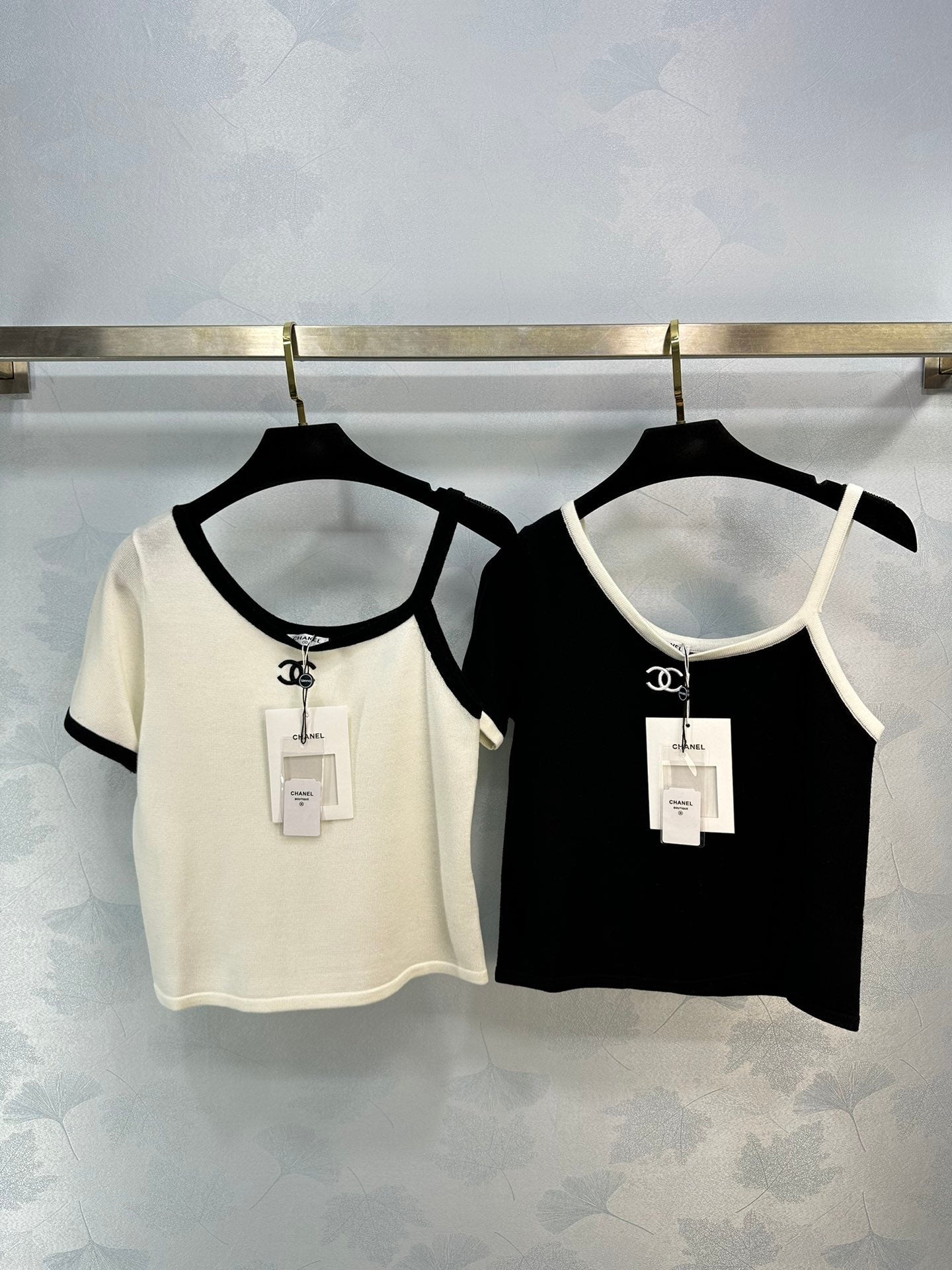 Off-shoulder double clogo T-shirt