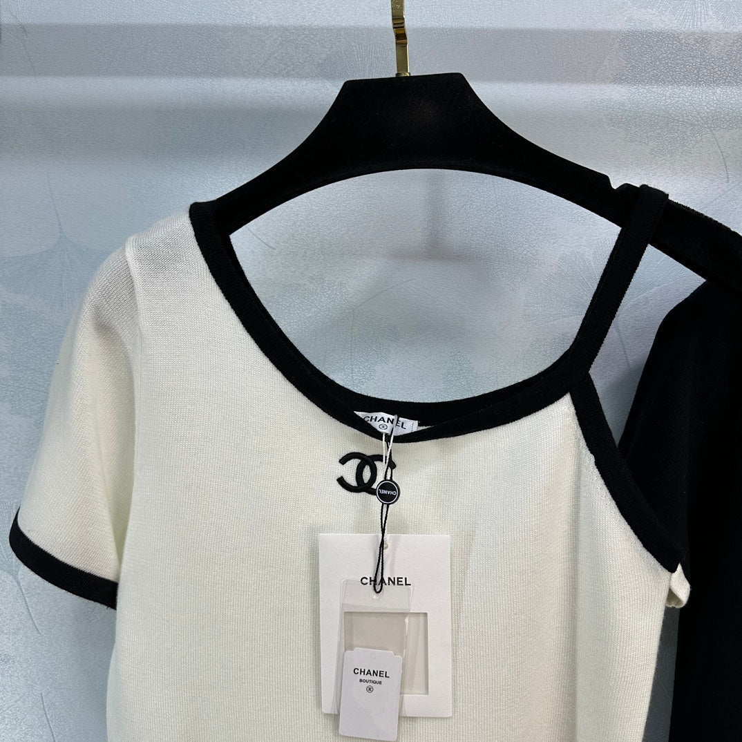 Off-shoulder double clogo T-shirt
