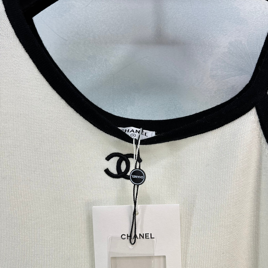 Off-shoulder double clogo T-shirt