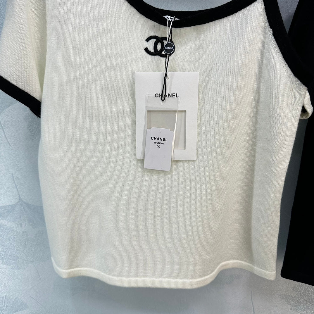 Off-shoulder double clogo T-shirt