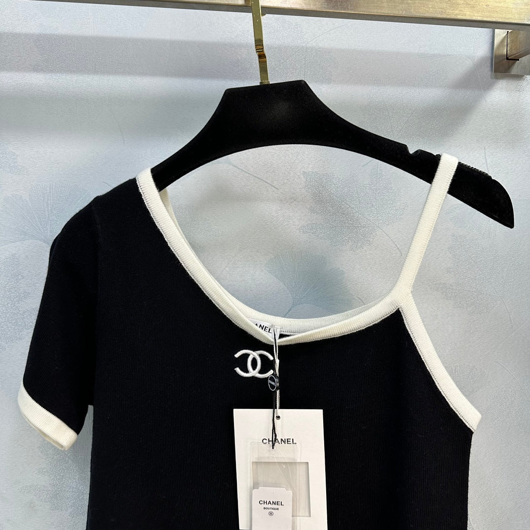 Off-shoulder double clogo T-shirt