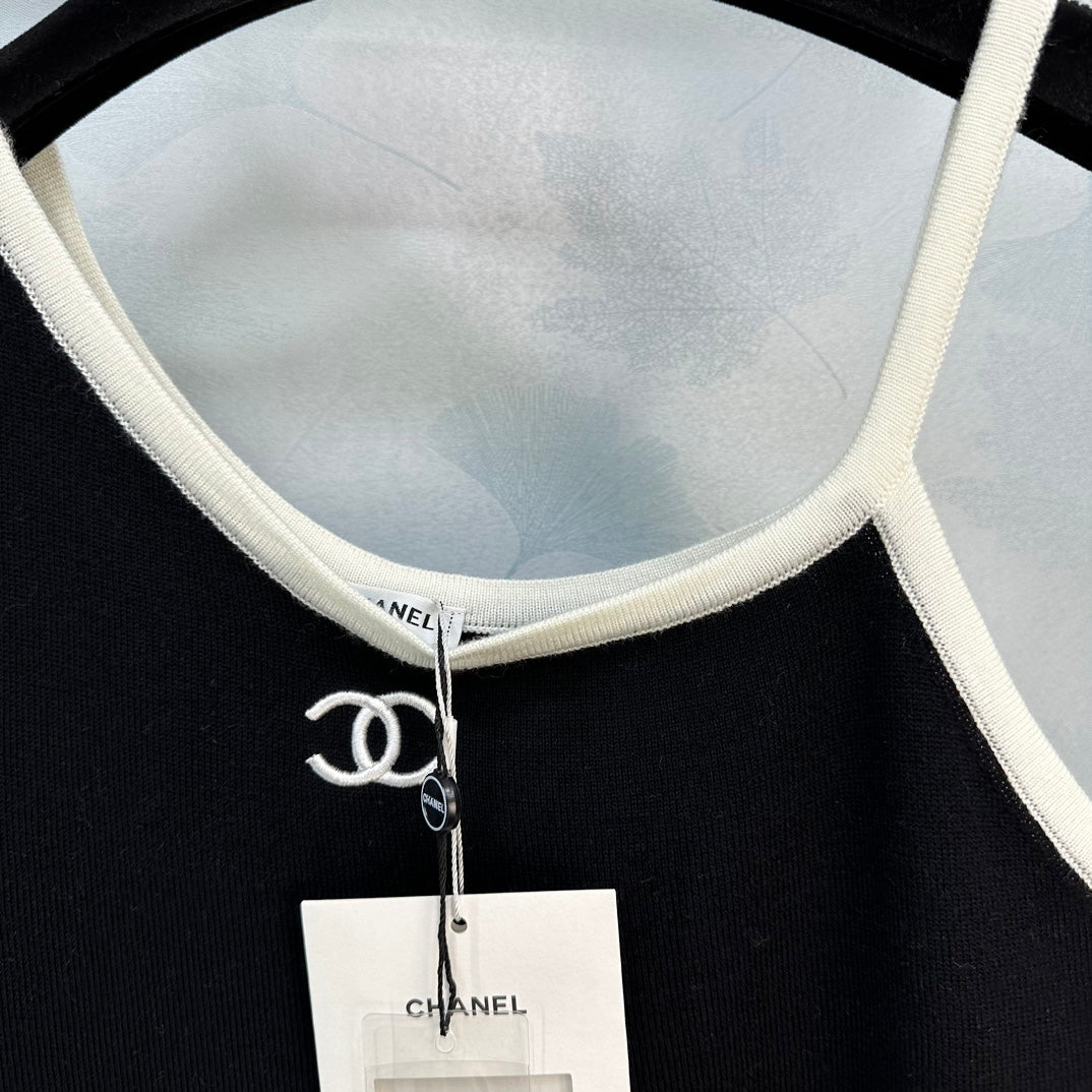 Off-shoulder double clogo T-shirt