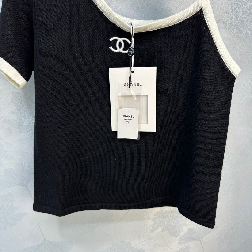 Off-shoulder double clogo T-shirt