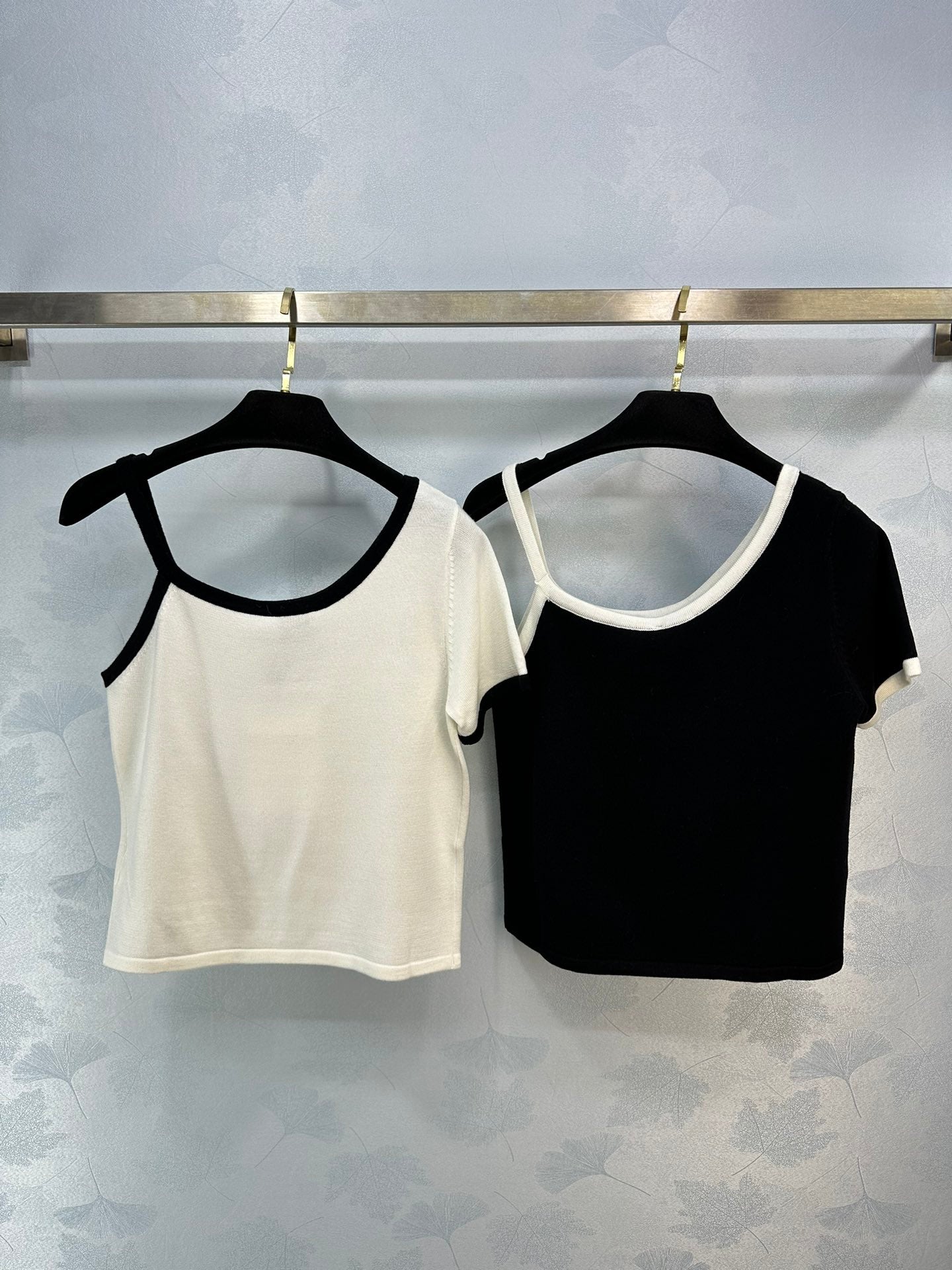 Off-shoulder double clogo T-shirt
