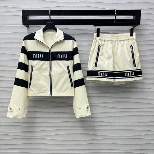 Contrast outline set with embroidered lettering and logo on chest