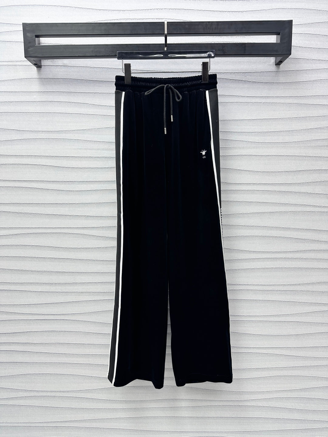 Bee embroidered logo velvet suit