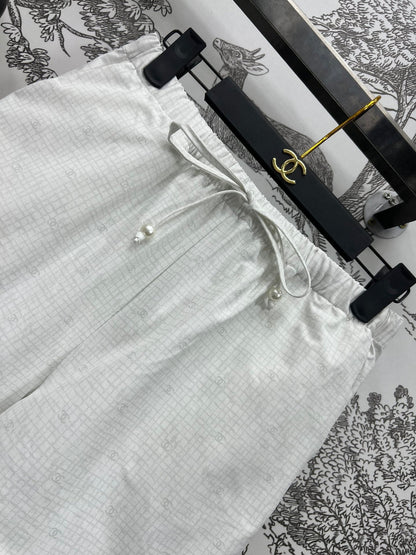 Printed high-waisted shorts + sexy hollow bow camisole