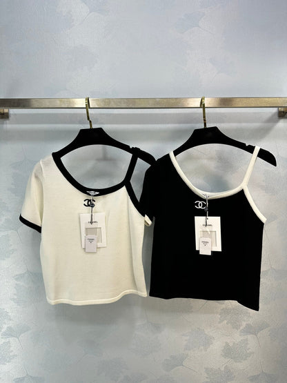 Off-shoulder double clogo T-shirt