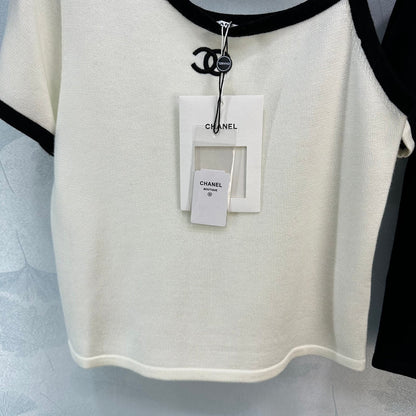 Off-shoulder double clogo T-shirt