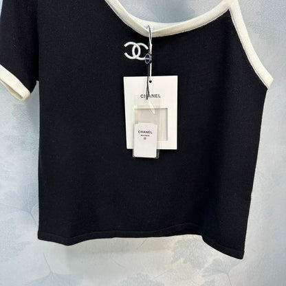 Off-shoulder double clogo T-shirt