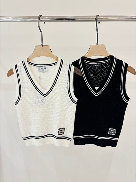 C 25 White Knit Vest